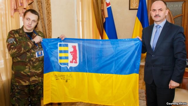 Нинішній голова Закарпатської облдержадміністрації Василь Губаль із офіційним прапором Закарпаття