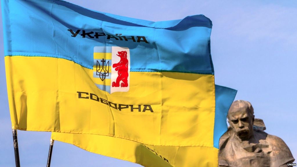 Прапори біля пам’ятника Т.Шевченку під час Маршу національної єдності до Дня захисника України. Ужгород, 14 жовтня 2017 року