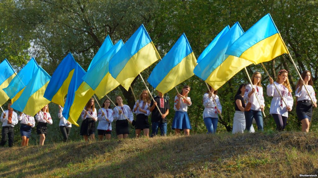 Діти з українськими прапорами під час відзначення Дня Незалежності України. Закарпаття, 24 серпня 2015 року