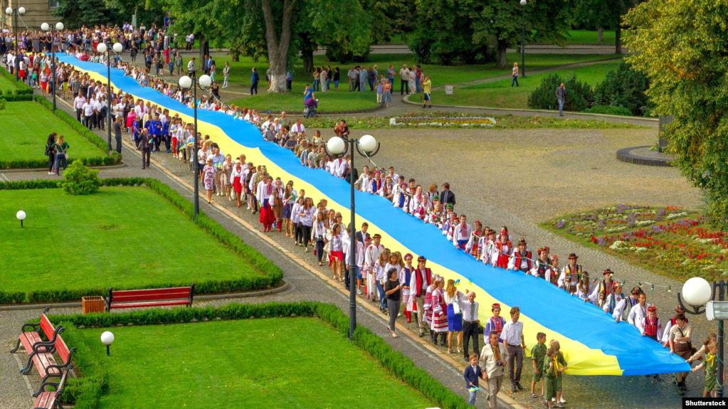 Під час відзначення Дня Державного Прапора України в Ужгороді. Учасники святкування несуть 100-метровий синьо-жовтий стяг, 23 серпня 2016 року