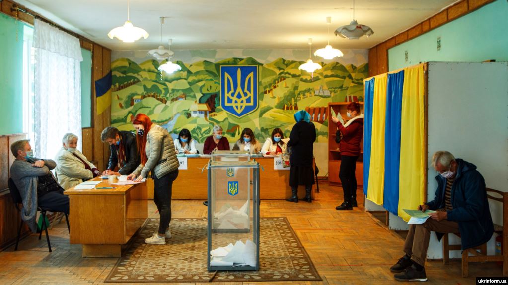 Під час голосування на місцевих виборах на території виборчої дільниці в селі Кострина, Закарпатська область, 25 жовтня 2020 року