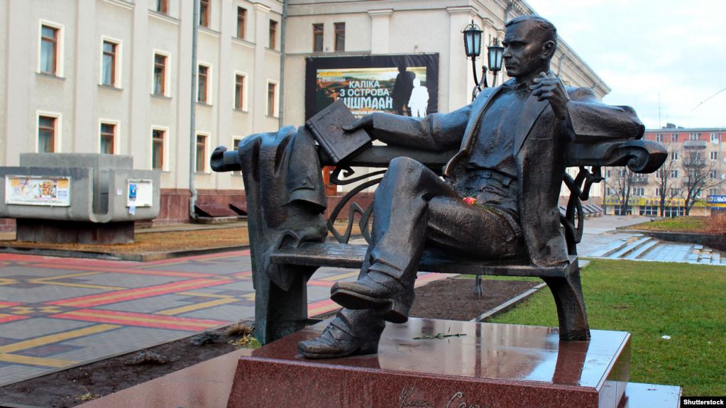 Пам'ятник письменнику Уласу Самчуку (1905-1987) на Театральному майдані в місті Рівному