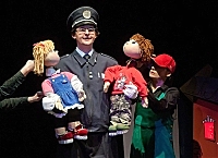 Актори закарпатського лялькового театру "Бавка" вчили дітлахів правилам дорожнього руху