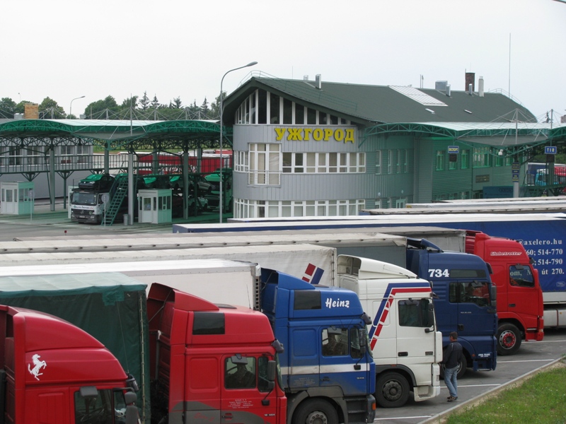 На українсько-словацькому кордоні утворилася черга з вантажівок (ФОТО)