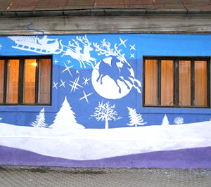 Мукачівець розмалював свій будинок сюжетом різдвяної листівки (ФОТО)