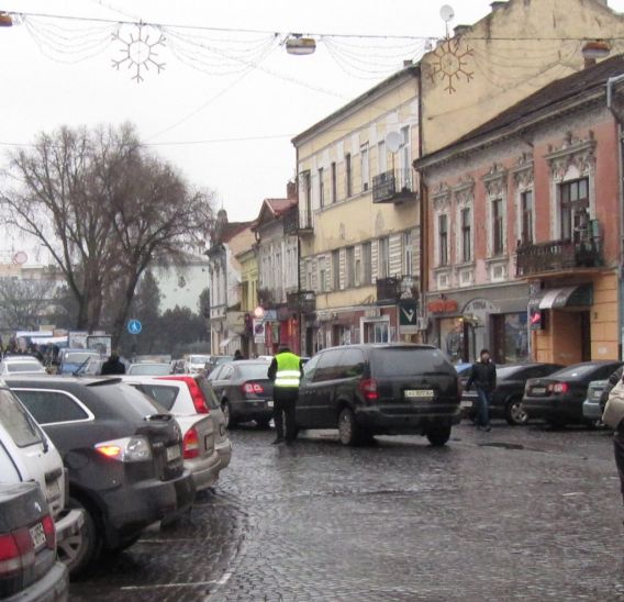 В Ужгороді, попри заборону, паркувальники обдирають автомобілістів (ФОТО)