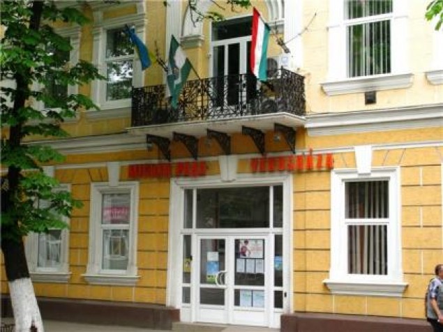 Заступник Гайдоша впритул не бачить угорський прапор, вивішений біля його кабінета