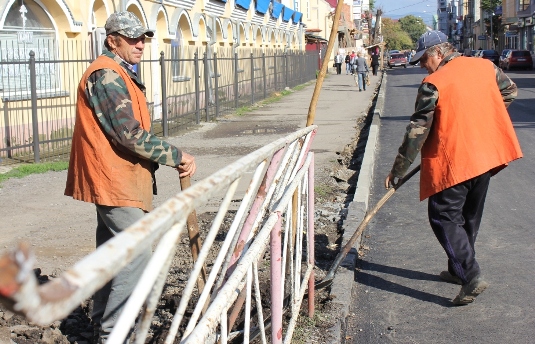 Зі здертої дорожньої бруківки в Ужгороді зроблять тротуари