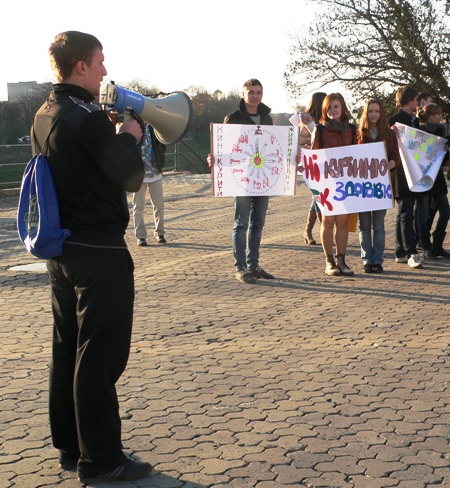 Студентська молодь Ужгорода закликала перехожих кинути курити (ФОТО)
