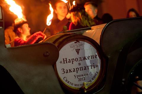 На відкритті свята молодого вина влаштували вогняне шоу (ФОТО, ВІДЕО)