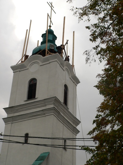 На Преображенській церкві в Ужгороді, що є пам’яткою архітектури, самовільно міняють куполи (ФОТО)