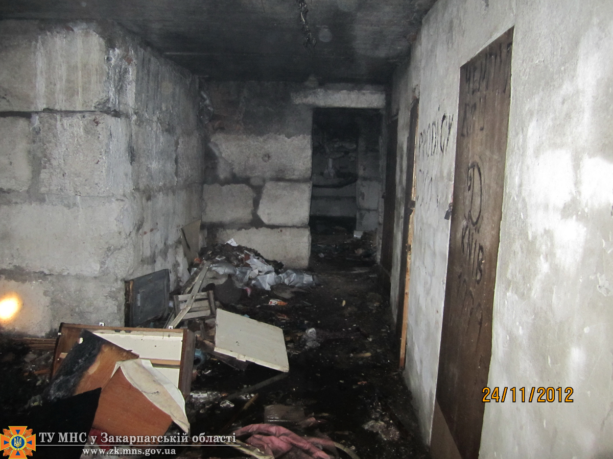 У Сваляві евакуювали 12 людей через пожежу в підвалі 5-поверхівки (ФОТО)