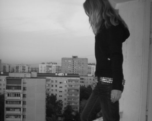 На Виноградівщині 15-річна дівчина стрибнула з багатоповерхівки