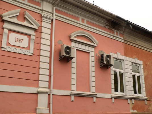 В Ужгороді будинку 1897 року так і не повернули автентичні вікна (ФОТО)