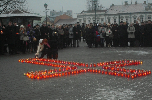 У 80-і роковини Голодомору в Ужгороді викладуть хрест зі свічок