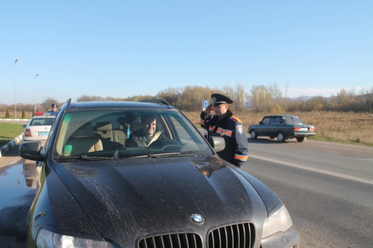 Закарпатські ДАІшники подякували водіям за пристебнуті ремені безпеки (ФОТО)