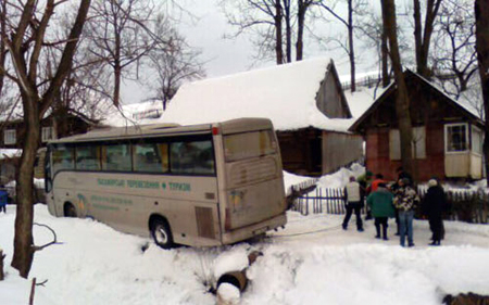 Пасажирський автобус заблокував під’їзд до одного з гірськолижних курортів Закарпаття (ФОТО)
