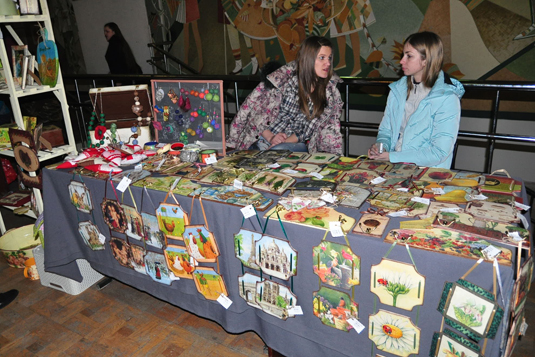 У ПАДІЮНі відбулася виставка-продаж рукотворного мистецтва до Дня св. Валентина (ФОТО)