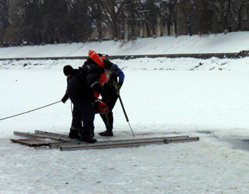 На Ужі знову визволяли качок з льдового полону (ФОТО)