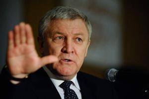 Янукович звільнив міністра оборони