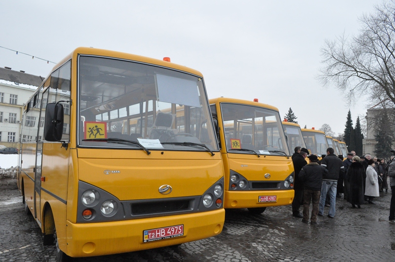 11 закарпатських шкіл отримали автобуси
