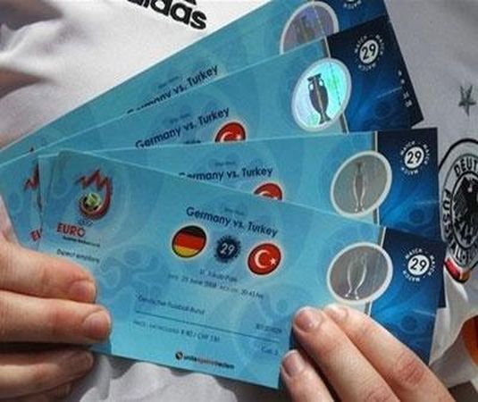 З квитками на матчі Євро-2012 безкоштовно пускатимуть у громадський транспорт