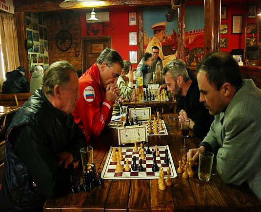 Житель Берегова вигадав новий вид спорту - вино-шахи