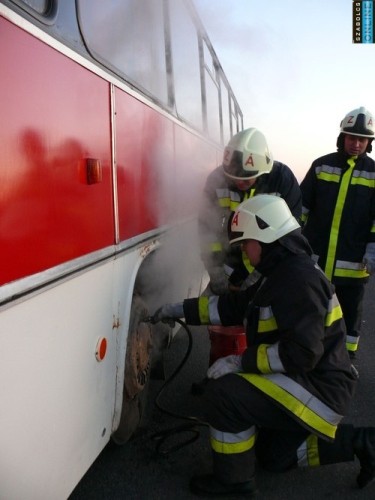 Угорські пожежники гасили колесо в автобусі з Закарпаття (ФОТО, ВІДЕО)
