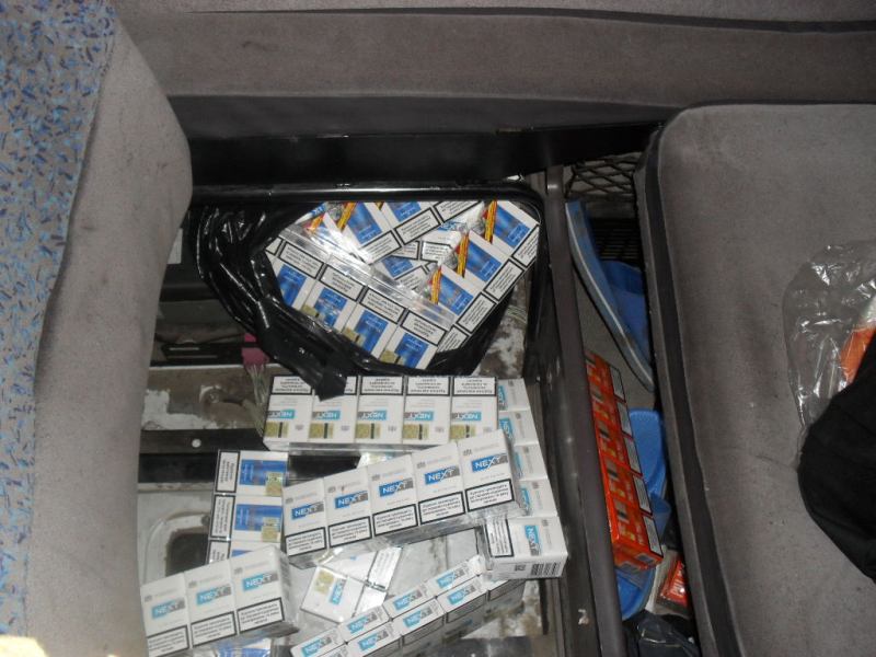 На Закарпатті на кордоні у вантажівці угорця знайшли більше 300 пачок сигарет