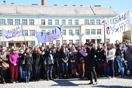 Студенти та викладачі УжНУ провели мітинг біля ОДА (ФОТО, ВІДЕО)