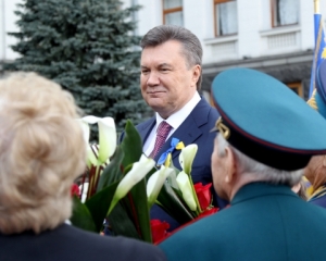 Янукович святкував День Перемоги з синьо-жовтою стрічкою, Ледида – знову з російською георгіївською