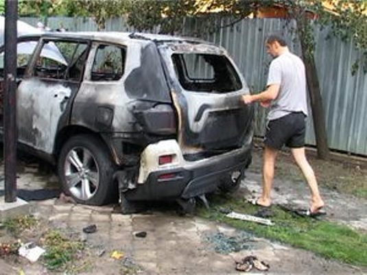 За фактом підпалу авто члена виконкому Ужгородської міськради порушено кримінальну справу