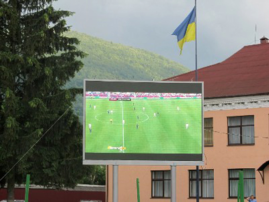 У центрі Тячева до Євро-2012 встановили великий світлодіодний екран (ФОТО)