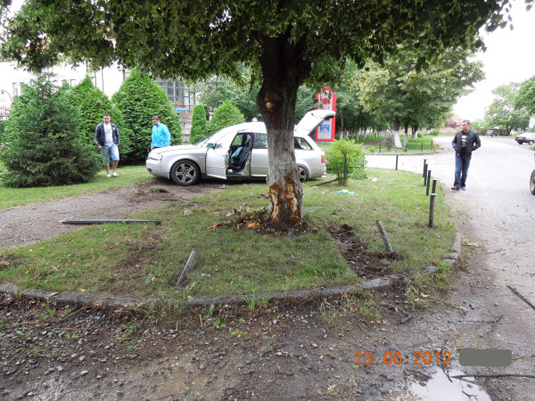 Помер один з учасників ДТП з "Audi A6", що врізалася у дерево в Ужгороді