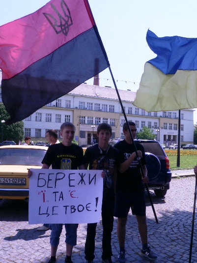 Сьогодні в Ужгороді українську мову "заколотили в труну" (ФОТО)