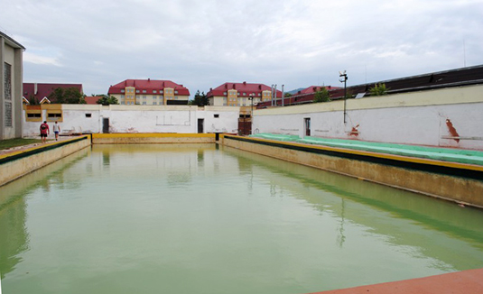 У Мукачеві басейн СОК ДЮСШ заповнюють водою (ФОТО)