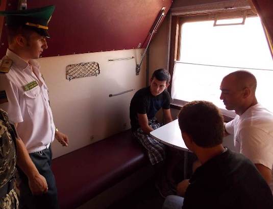 Чопські прикордонники затримали двох молдаван-нелегалів в одеському поїзді