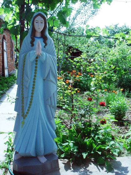 Житель Виноградівщини вирізьбив з дерева статую Діви Марії (ФОТО)