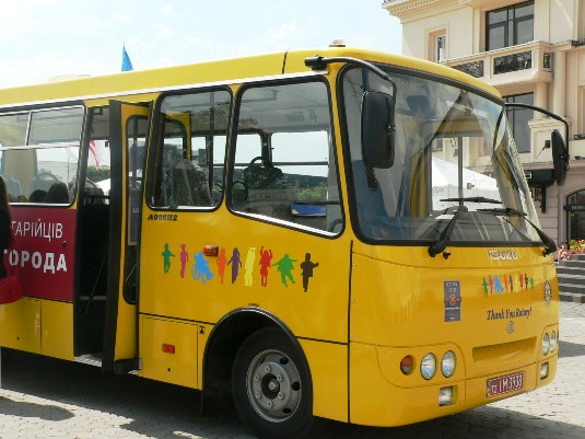 В Ужгороді ротарійці подарували центру «Дорога життя» спецавтобус (ФОТО)