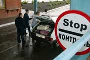 На Закарпатті в автівці українця знайдено контрабандні блоки сигарет