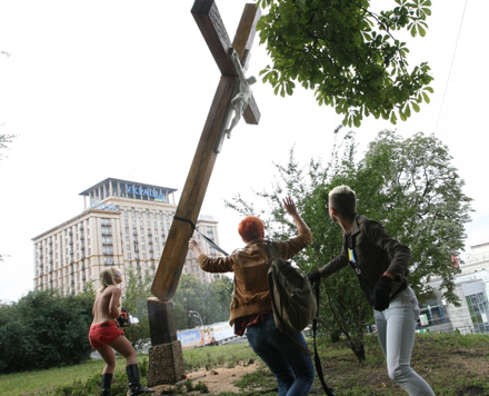 Замість закарпатського хреста, зрізаного Femen, встановили його точну копію