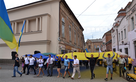 В Ужгороді розгорнули найбільший прапор Закарпаття (ФОТО)