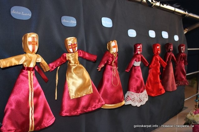 Мукачівцям на виставці демонструють троянди та ляльки-мотанки (ФОТО)