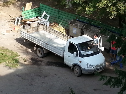 Міськрада Ужгорода розшукує автомобіль, що скидає сміття у невстановленому місці (ФОТО)