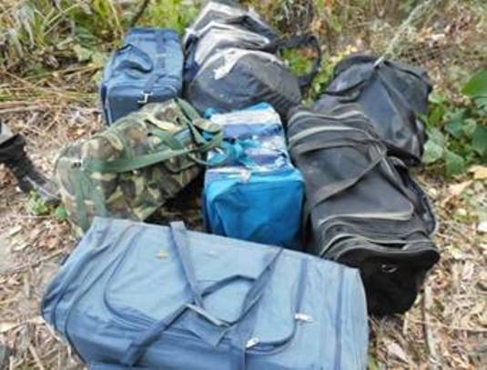 Мукачівські прикордонники знайшли біля кордону 7 "нічийних" сумок з сигаретами (ФОТО)