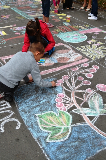 Малеча з дитсадочків Ужгорода малювала рідне місто на асфальті (ФОТО)