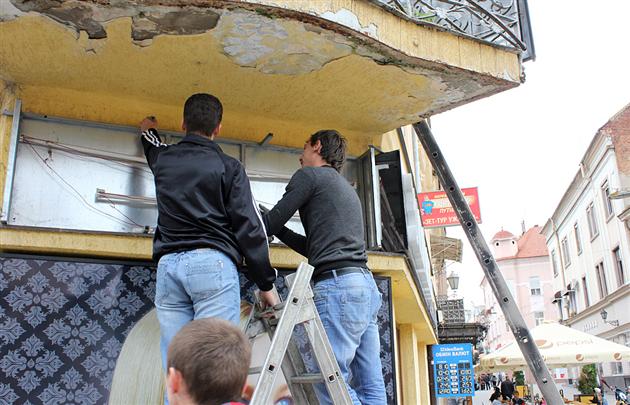 В Ужгороді демонтовують вивіски з фасадів в історичному центрі (ФОТО)