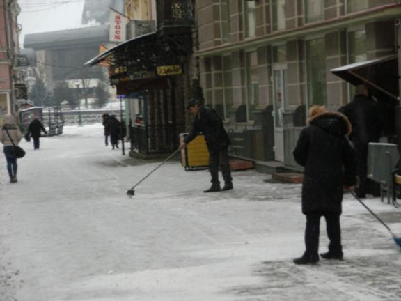 В Ужгороді влада тішиться самоприбиранням снігу (ФОТО)