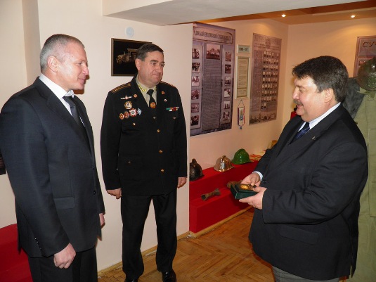 Закарпатські рятувальники нагородили угорського консула відзнакою (ФОТО)