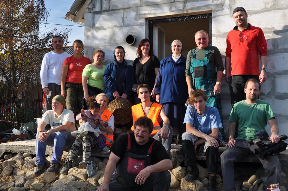 Чеські волонтери побудували у Сваляві будиночок самотній матері-циганці (ФОТО)